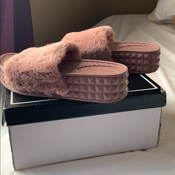 Cuddle N’ Cute Slides - Picture 7 of 10